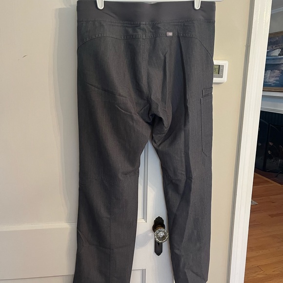 FIGS Kade Cargo Scrub Pants - Picture 3 of 6